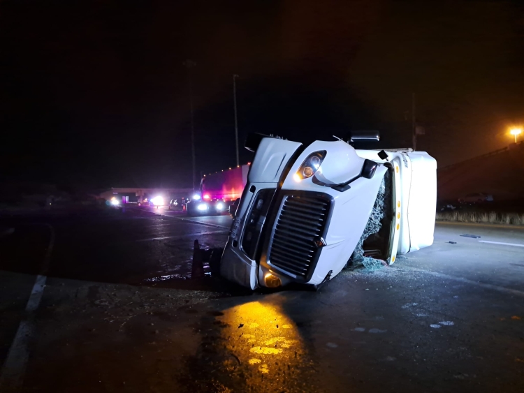 Tráiler con carga de manzanas se vuelca en &#039;El Trébol&#039;, antes de llegar a la caseta de Costa Rica, en Culiacán