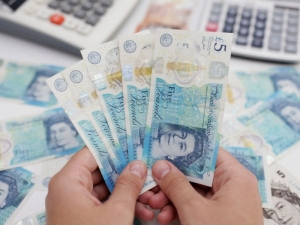 Libra esterlina cae a m&iacute;nimo hist&oacute;rico frente al d&oacute;lar