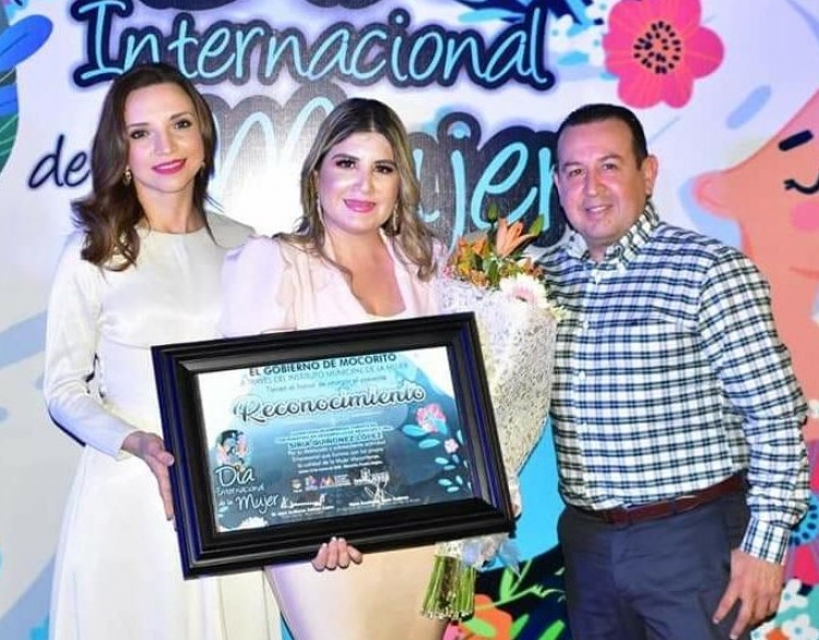 Recibe Siria Qui&ntilde;onez L&oacute;pez, reconocimiento por su sobresaliente actividad empresarial