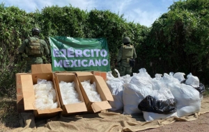 Ejército Mexicano halló mil 20 kilogramos, 23 cajas con posible cristal, en la localidad de Arrollo Hondo, en Culiacán