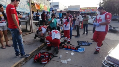 J&oacute;venes motociclistas resultan gravemente heridos al impactarse con camioneta al sur de la ciudad