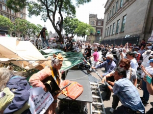 Act&uacute;an con prepotencia en marcha a favor de la SCJN
