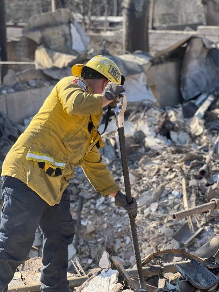 Codo a codo presos de California combaten los incendios por un suelo m&iacute;nimo, acusan