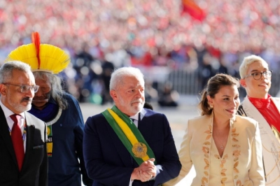 En un hecho hist&oacute;rico, Lula da Silva recibe la banda presidencial de mano de ciudadanos