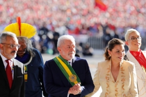 En un hecho histórico, Lula da Silva recibe la banda presidencial de mano de ciudadanos