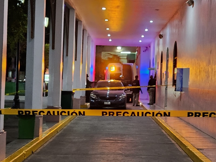 Rematan civiles armados a su víctima en el Hospital Civil