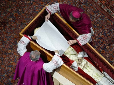 Benedicto XVI es enterrado en tres ataúdes; revelan extraño motivo
