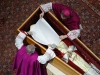 Benedicto XVI es enterrado en tres ata&uacute;des; revelan extra&ntilde;o motivo