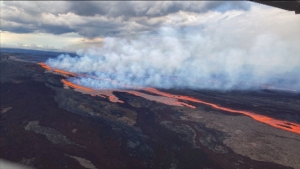 Mauna Loa, el volcán más grande del mundo, entra en erupción en Hawái