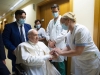 Papa Francisco seguir&aacute; hospitalizado por lo menos 'unos d&iacute;as m&aacute;s'