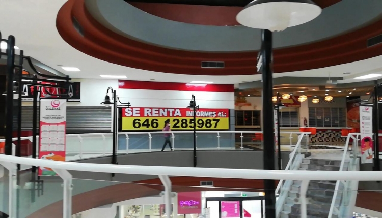 Desolada luce la Plaza Galer&iacute;as por la pandemia.