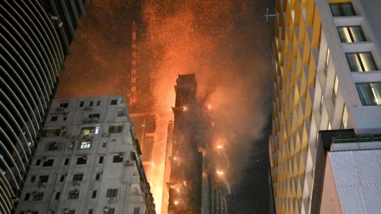 Impactante incendio consume un rascacielos en Hong Kong