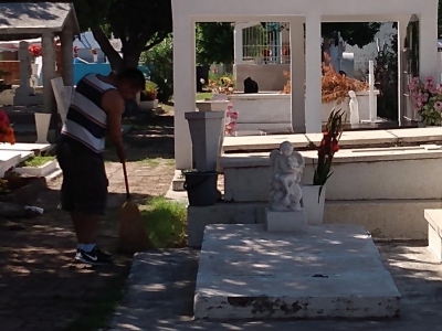 En grupos peque&ntilde;os y por espacio de 20 minutos, la visita en panteones el D&iacute;a de Muertos