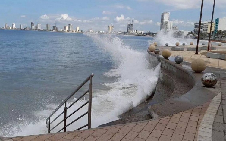 Por &quot;Orlene&quot; restringen playas de Mazatlán a bañistas y embarcaciones menores