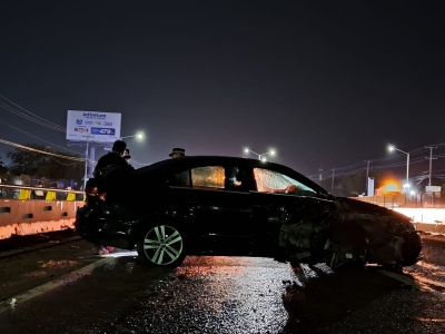 El conductor de un autom&oacute;vil result&oacute; ileso tras impactarse con las guarniciones del bulevar Benito Ju&aacute;rez