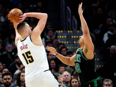 Nikola Jokic brilla en triunfo de los Nuggets ante Celtics