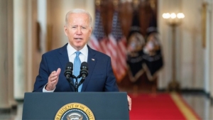 Biden exige a petroleras explicar falta de gasolina ante alza de precios