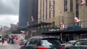Globos en forma de pene sobrevuelan el cielo de Nueva York en apoyo a Donald Trump: VIDEO