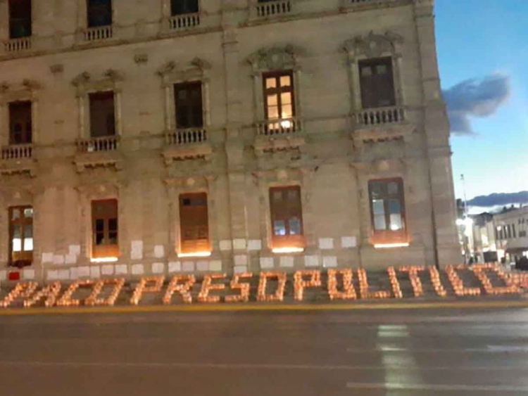 Encienden en protesta 2 mil veladoras en Palacio de Gobierno de Chihuahua