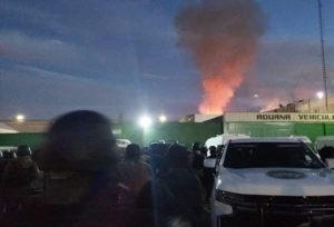 Reclusos se amotinan y causan incendio en penal de La Pila en San Luis Potosí