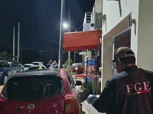 Sujeto “enfierrado” vandaliza un vehículo afuera de domicilio de la colonia Capistrano 2 de Culiacán