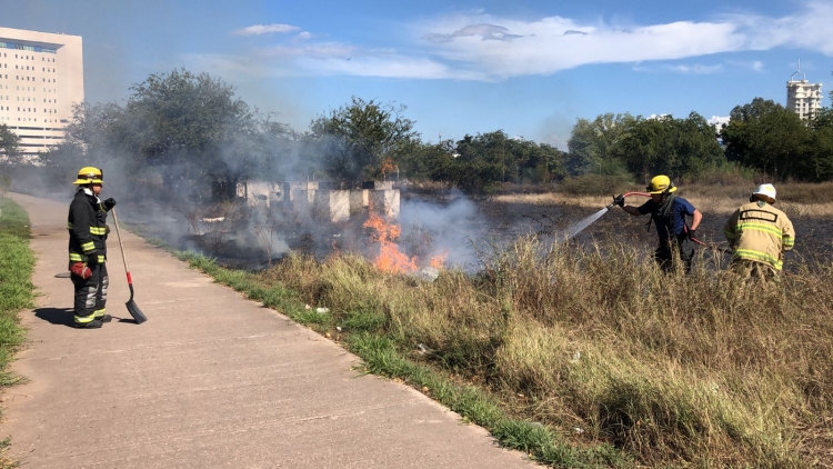 Incendio en el Desarrollo Urbano Tres Ríos moviliza a los Bomberos, en Culiacán