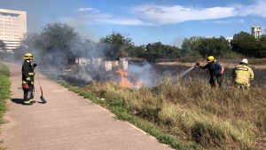 Incendio en el Desarrollo Urbano Tres R&iacute;os moviliza a los Bomberos, en Culiac&aacute;n