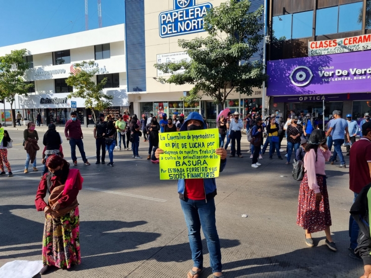 Trabajadores del basurón bloquean la Obregón en rechazo a la privatización