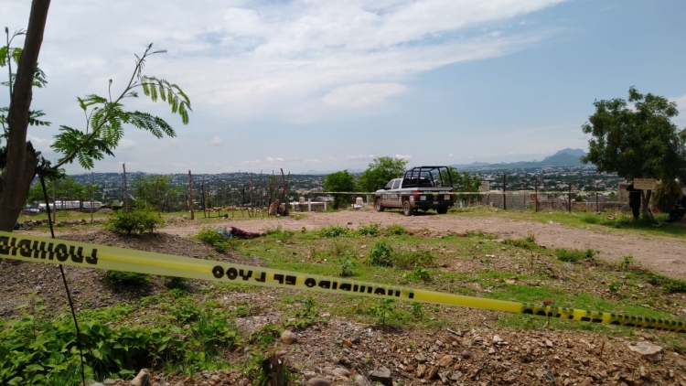 Encuentran a hombre asesinado y esposado en Culiacán