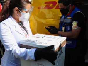 Llega a México primer cargamento de vacunas anticovid
