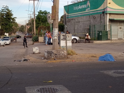 Muere atropellado y lo dejan sobre el asfalto