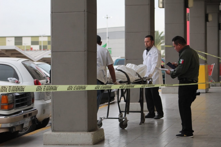Un hombre muerto y otro herido en un presunto intento de asalto en conocida plaza comercial