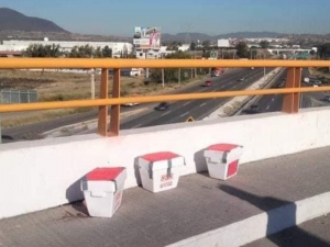 &iexcl;Escalofriante! Hallan hieleras con v&iacute;sceras en puente de Quer&eacute;taro