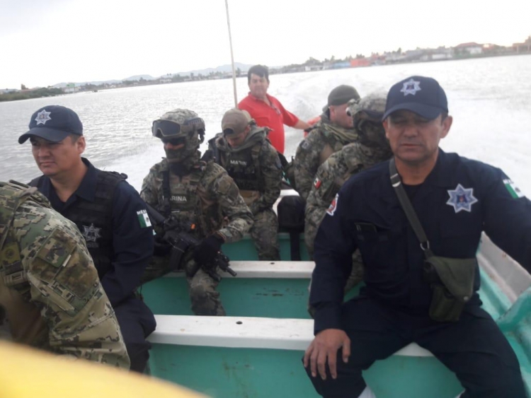 Autoridades desalojan a familias de playas en Angostura