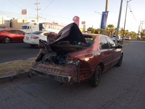 Accidente automovil&iacute;stico deja 4 veh&iacute;culos afectados y 2 personas heridas