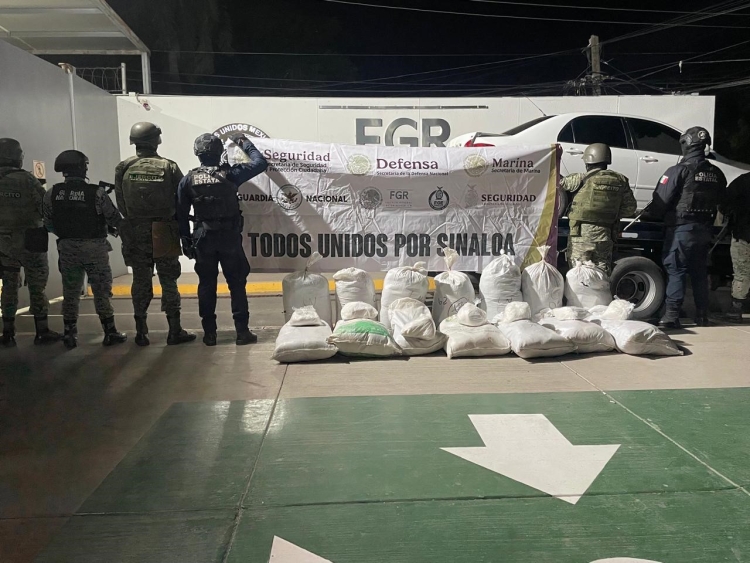 Confiscan fuerzas federales y estatales 14 costales de Cristal y un vehículo, en la Colonia 10 de Mayo, en Culiacán