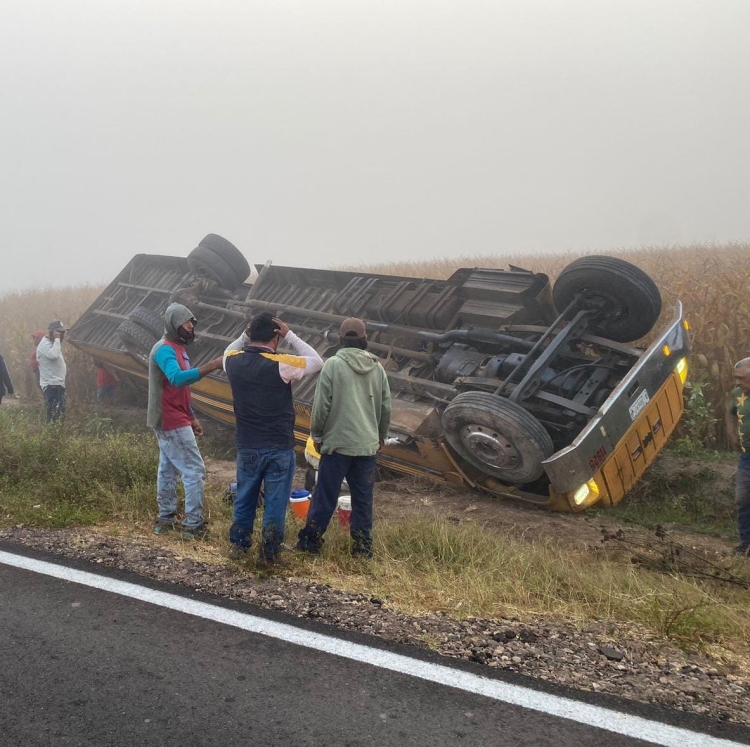 Se lesionan ocho jornaleros en volcadura de camión, a la altura del poblado &#039;La Pipima&#039;, en Navolato