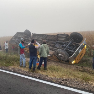 Se lesionan ocho jornaleros en volcadura de camión, a la altura del poblado 'La Pipima', en Navolato