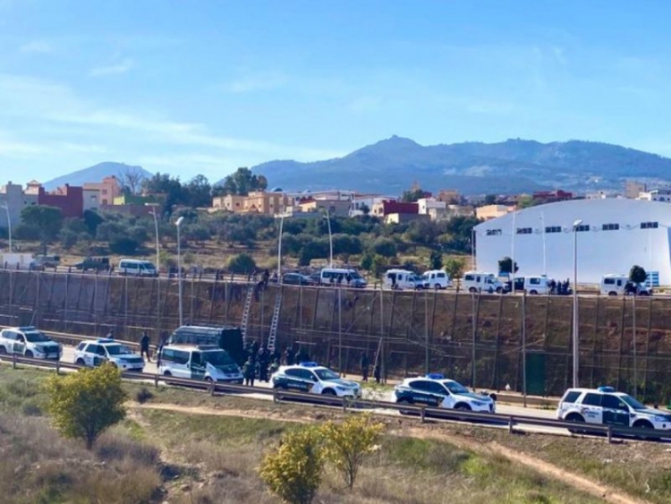 M&aacute;s de 2 mil migrantes intentan cruzar a Espa&ntilde;a por valla fronteriza de Melilla