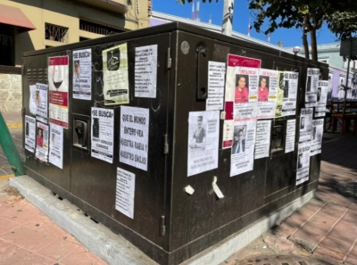 Colectivos realizan pega de volantes de personas desaparecidas en Mazatl&aacute;n