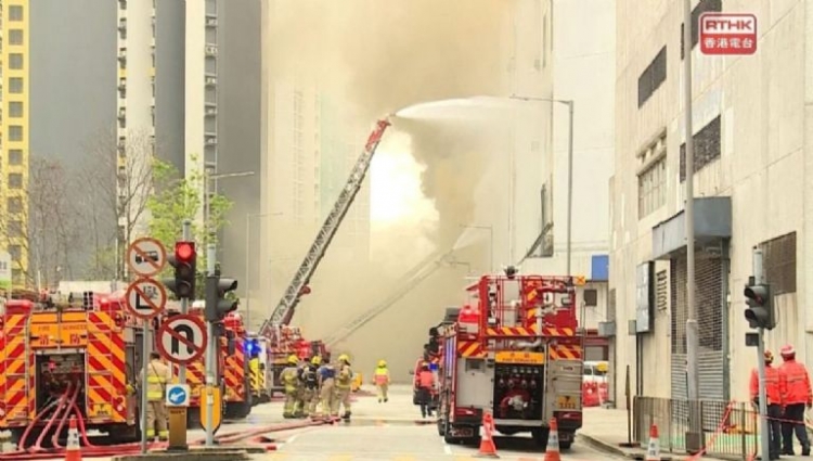 Intenso incendio provoca la evacuaci&oacute;n de 3 mil 400 personas en Hong Kong