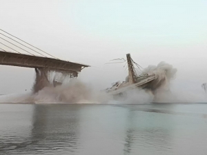 En La India, puente en construcción colapsa y cae sobre el Río Ganges