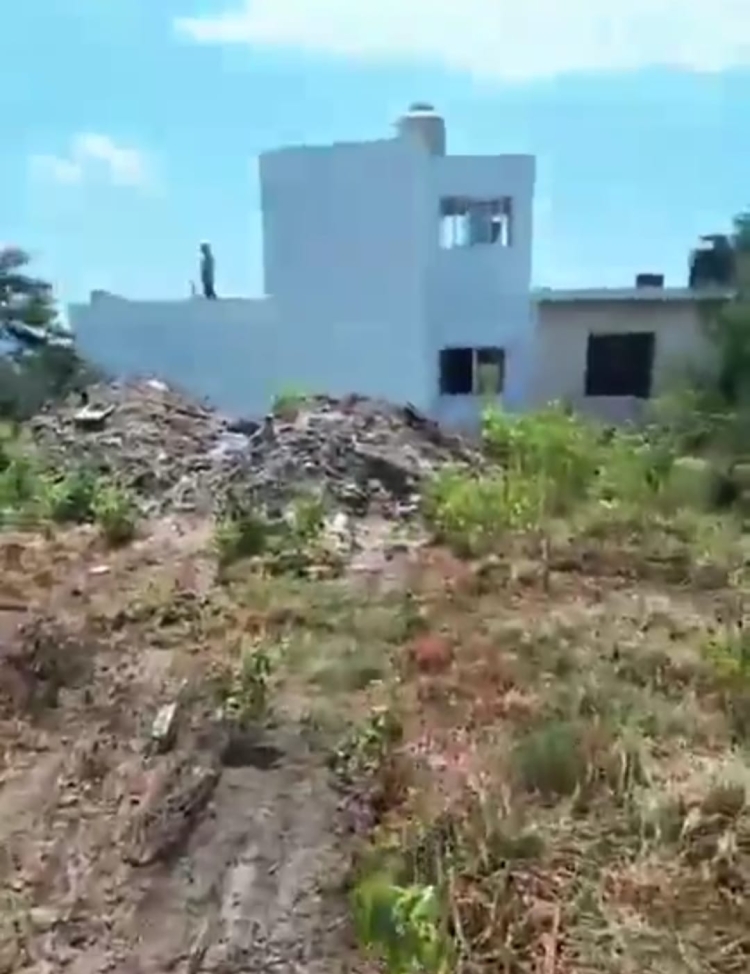 Vecinos denuncian a primaria L&aacute;zaro C&aacute;rdenas por relleno con escombros; reportan filtraciones y da&ntilde;os en 15 casas