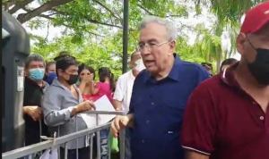 Acude Rub&eacute;n Rocha Moya al Bot&aacute;nico a votar en la elecci&oacute;n de consejeras y consejeros de MoReNa