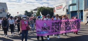 Más de cinco mil personas marchan en defensa del INE