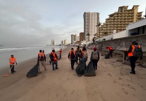 Toneladas de basura dejan diario turistas en playas y accesos en Mazatlán