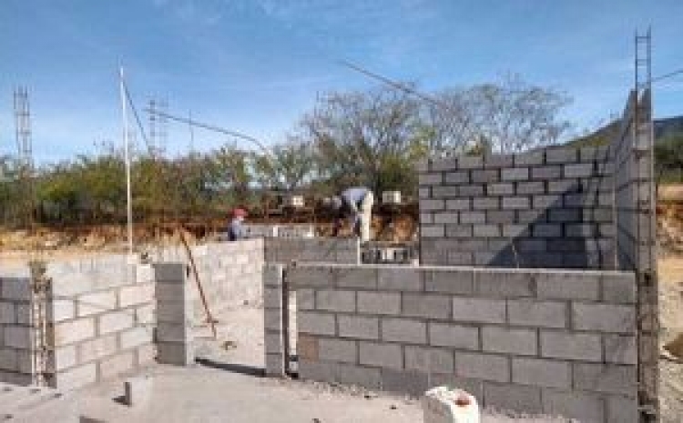 Mal construidas y pequeñas: así son las casas para desplazados por &#039;narco&#039; en Choix, Sinaloa