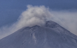 Presenta el volcán Popocatépetl 13 exhalaciones, un sismo y más de siete horas de tremor