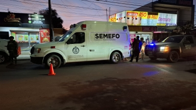 Propietario de negocio de mariscos es asesinado a balazos y su pareja queda herida