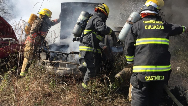 Nuevo incendio en pensión de Grúas Culiacán consume medio centenar de vehículos